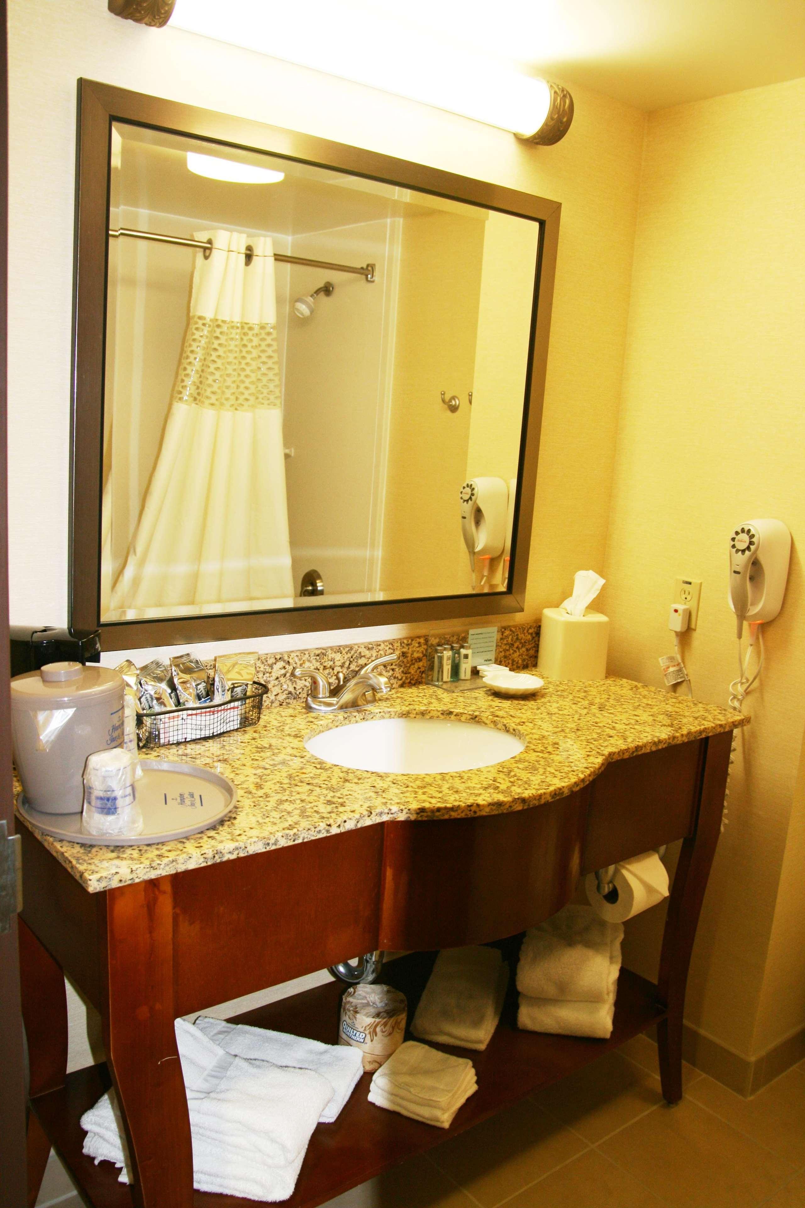 Hampton Inn & Suites Lancaster Room photo