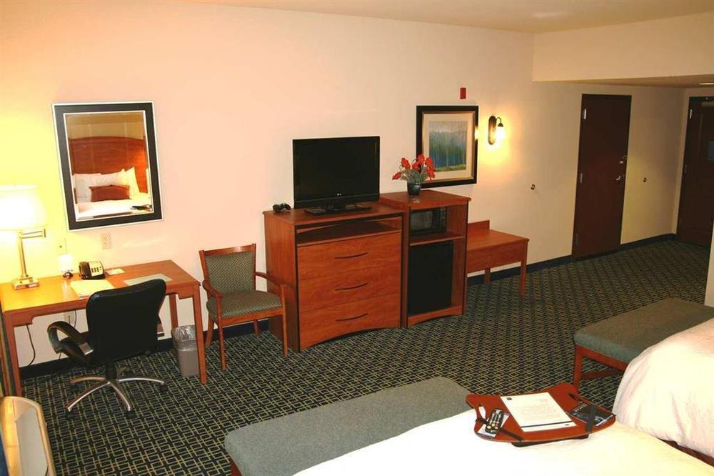 Hampton Inn & Suites Lancaster Room photo