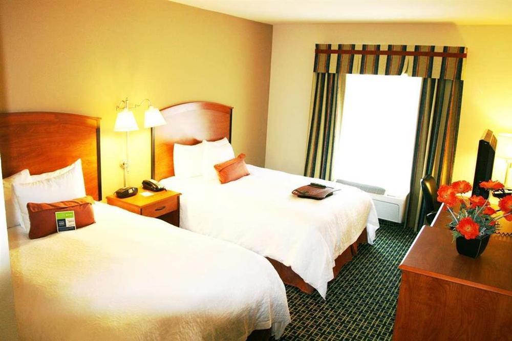 Hampton Inn & Suites Lancaster Room photo