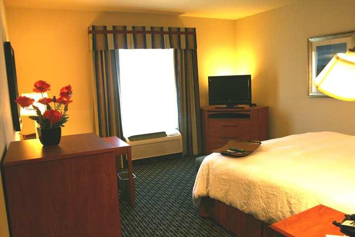 Hampton Inn & Suites Lancaster Room photo