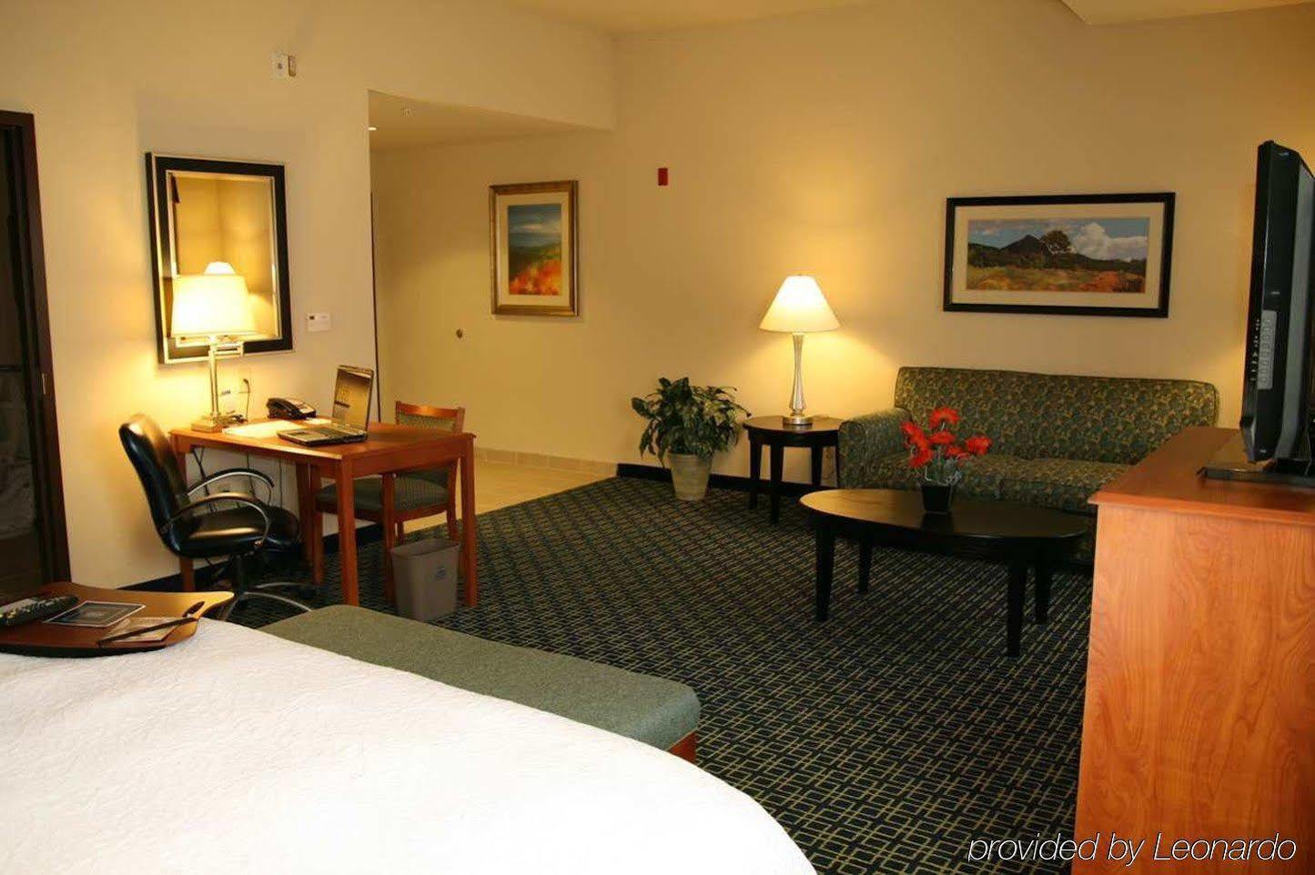Hampton Inn & Suites Lancaster Room photo